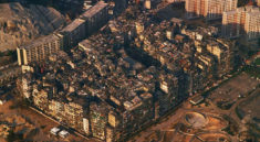imagen Kowloon, la decadente ciudad oscura iluminada con tubos fluorescentes que fue la más poblada del planeta