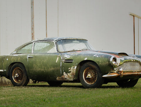 imagen ¿Cuánto vale la historia? Pagan 350.000 euros en subasta por el mítico Aston Martin DB4 que pasó 45 años abandonado en un bosque